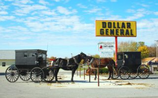 Parkeerplaats voor paard en wagen in Amish Country, U.S. Illinois Arcola