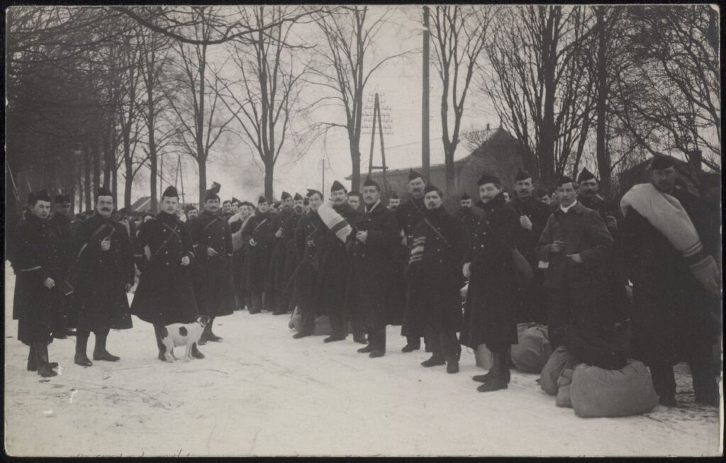 Geïnterneerde Belgische soldaten staan op het Stationsplein te Assen opgesteld om naar elders overgebracht te worden, ca. 1914-1918