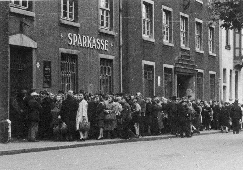 Essen 1948: Mensen staan in de rij voor de nieuwe D-Mark