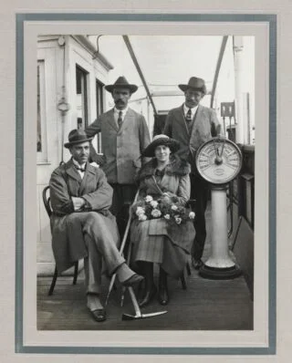 De officiële ‘expeditieteamfoto’ op de boot naar Mumbai. Zittend: Philips Visser en Jenny Visser-Hooft. Staand: links Brantschen, rechts Lochmatter