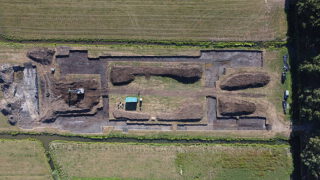 Dronefoto van de opgegraven eendenkooi