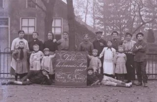Een groep vluchtelingen uit Frankrijk op een schoolplein in Linde tijdens de laatste jaren van de Eerste Wereldoorlog