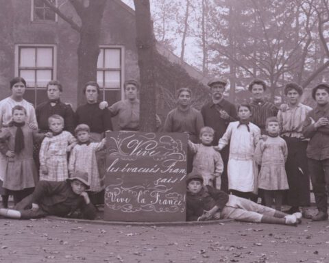 Een groep vluchtelingen uit Frankrijk op een schoolplein in Linde tijdens de laatste jaren van de Eerste Wereldoorlog