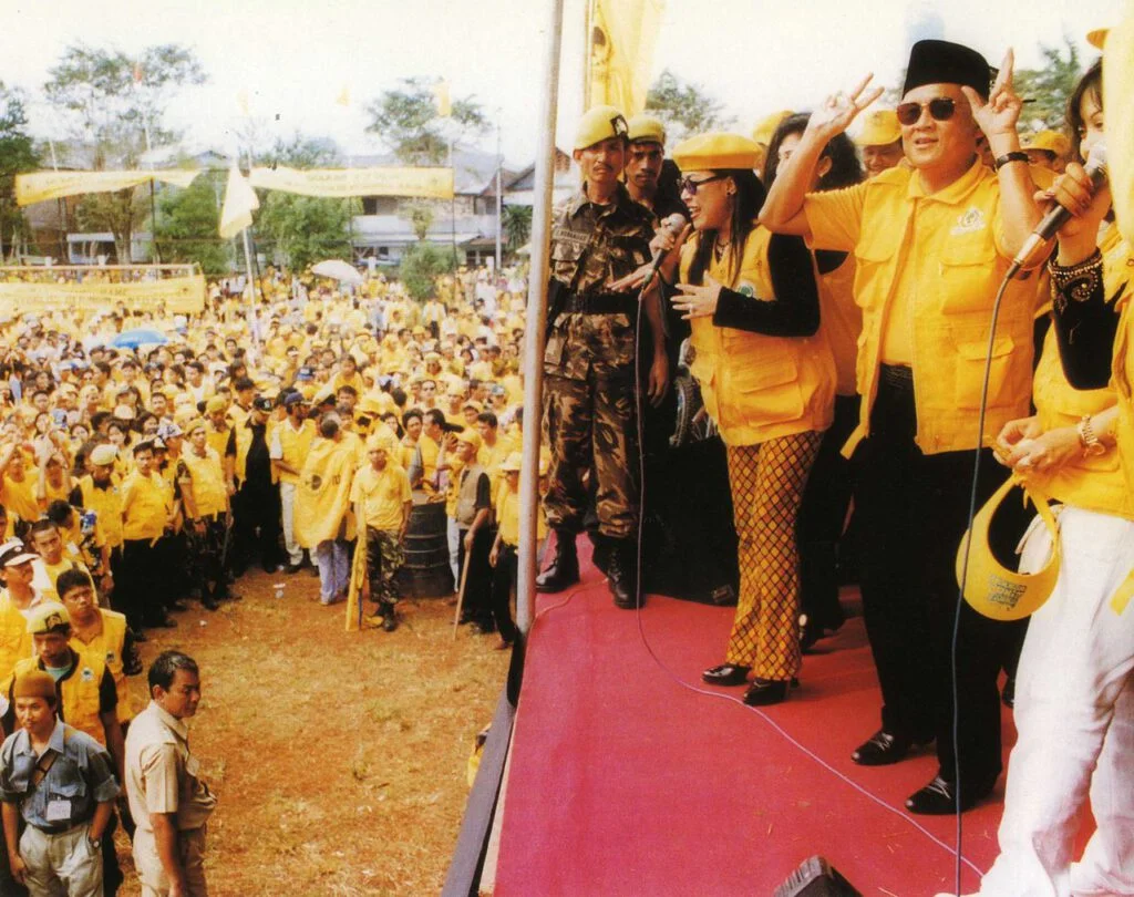 Habibie (rechts met zonnebril) in 1997 op campagne voor regeringspartij Golkar. 