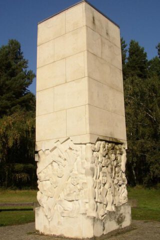 Monument op de plek van het voormalige concentratiekamp Langenstein-Zwieberge 