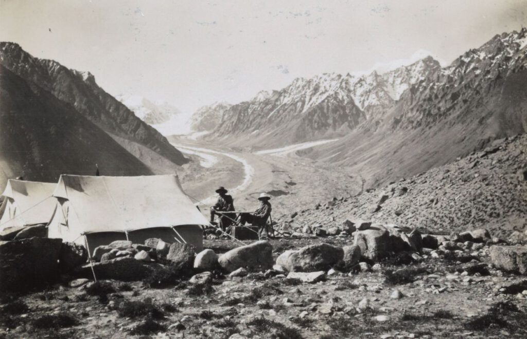 Lochmatter en Jenny Visser in een hoog kamp boven de gletsjer