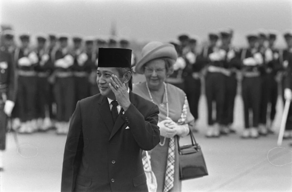 Koningin Juliana doet president Soeharto uitgeleide na diens bezoek aan Nederland in 1970. 