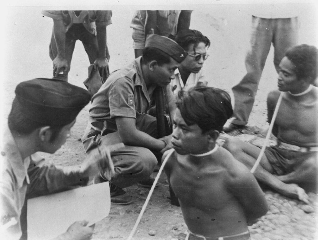 Gevangen opstandelingen worden in 1948 in Madiun ondervraagd door officieren van het Republikeinse leger, de TNI.