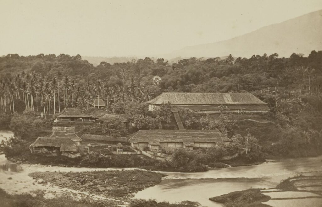 Onderneming Tjiomas rond 1890 met op de voorgrond het riviertje Tsjisadane en op de achtergrond een helling van vulkaan Salak.