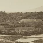 Onderneming Tjiomas rond 1890 met op de voorgrond het riviertje Tsjisadane en op de achtergrond een helling van vulkaan Salak.