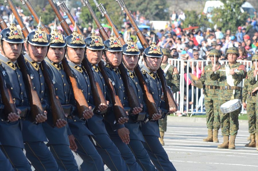 Punthelm tijdens een militaire parade in Chili, 2014 