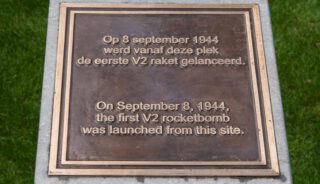 Plaquette op het V2-monument