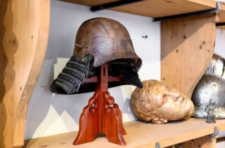 Japanse helm in de 'kunstcaemer' van Museum Het Rembrandthuis