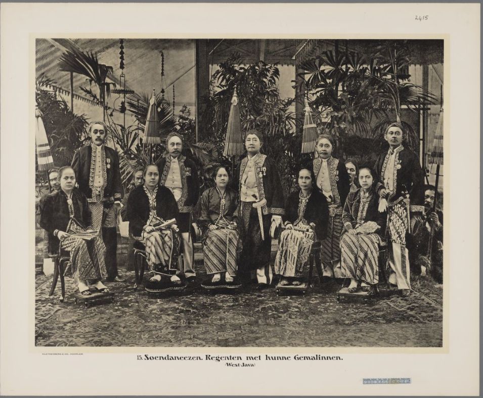 ‘Priyayi’: vijf Soendanese regenten met hun echtgenotes, West-Java rond 1910.