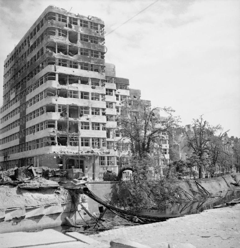 Shell-Haus aan de Tirpitzufer (tegenwoordig Reichpietschufer) in Berlijn in 1945. Hier was het marine-archief weggehaald. Shell-Haus was in 1945 in het centrum een van de weinige grote gebouwen die niet geheel in puin werden geschoten.