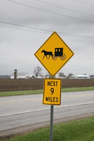 Verkeersbord in de buurt van een Amish-gemeenschap