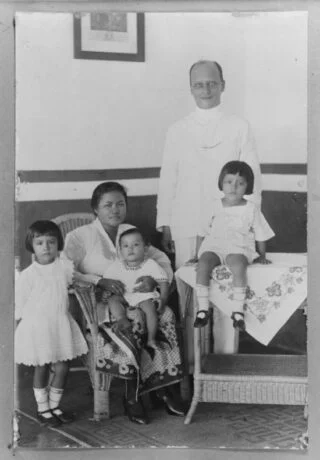 Willem Walraven met zijn gezin op Java