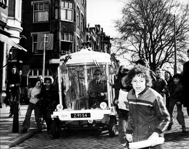 Verkeersminister Irene Vorrink en wethouder Brautigam maken de eerste rit in een witkar, over de Prinsengracht in Amsterdam, 21 maart 1974