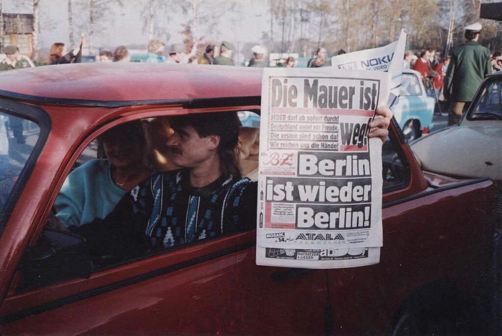 DDR-burgers maken gebruik van hun vrijheid om te reizen, november 1989