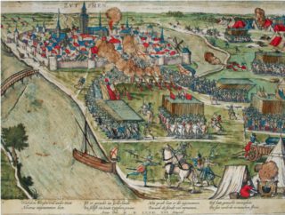 F. Hogenberg, De inname van Zutphen op 16 november 1572 door Don Fadrique de Toledo. De stad is fantasierijk en in spiegelbeeld afgebeeld. Het leger viel immers niet uit zuiden maar uit het noorden aan, en van de schansen ontbreekt hier elk spoor. De prent bedoelt vooral de kracht van de aanvaller te laten zien. Uit: Nieuwe historische atlas van Zutphen