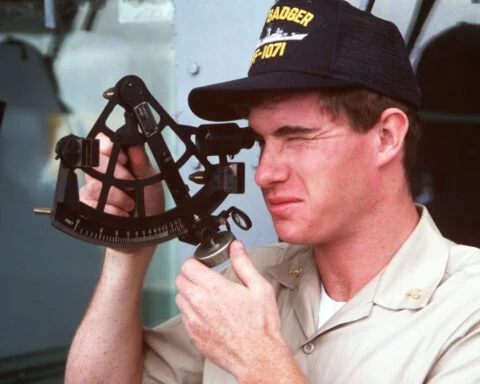 Een marineofficier in opleiding leest een sextant aan boord van het fregat USS Badger, 1986