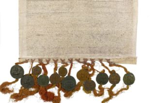 Afbeelding van de Oorkonde van de Vrede van Parijs, Bron Archives Départementales du Nord in Lille, te zien in in het Zeeuws Museum vanaf 1 oktober 2022.