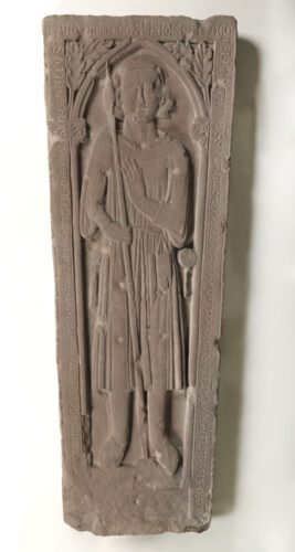 Deksteen van het graf van de jongeling Eppo, afkomstig uit Rinsumageest (Friesland), 1341, zandsteen, Fries Museum, Leeuwarden | Collectie Koninklijk Fries Genootschap