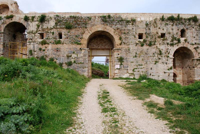 Westelijke poort in Nicopolis. (CC BY-SA 3.0 – Jean Housen  – wiki)