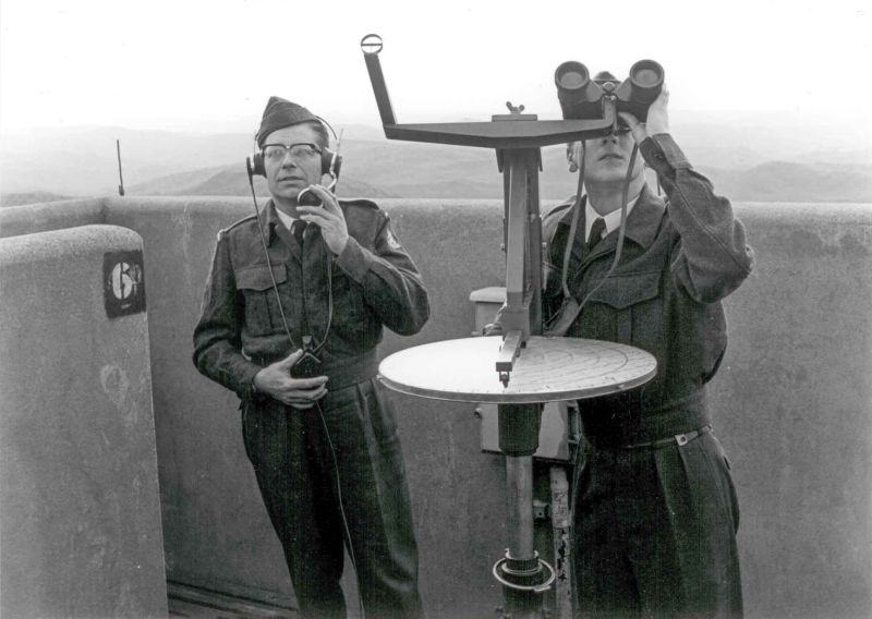 Luchtwachters op hun post, 1960-1963. (Nederlands Instituut voor Militaire Historie)