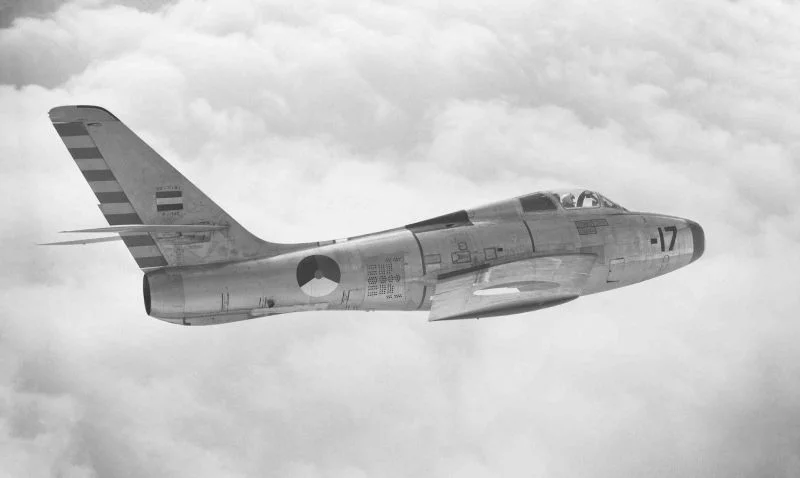 Tijdens oefeningen zagen luchtwachters straaljagers van de Koninklijke Luchtmacht, zoals deze Republic F-84F Thunderstreak, 1956. 