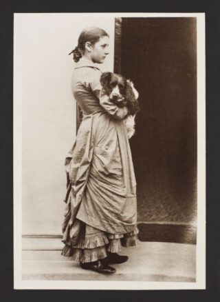 Foto van de vijftienjarige Beatrix Potter, met haar hond  Spot, dooor Rupert Potter, ca.1880–1 © Victoria and Albert Museum, London
