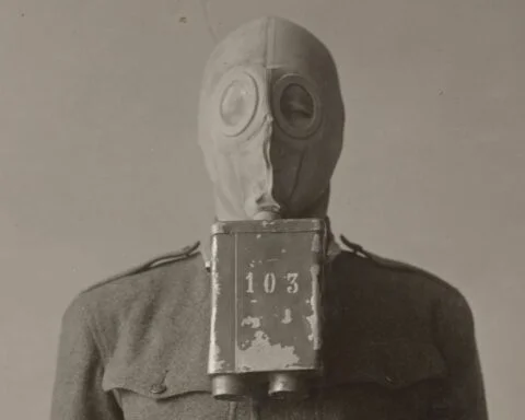 Demonstratie van het gasmasker van Zelinsky door een Amerikaanse soldaat, 1915