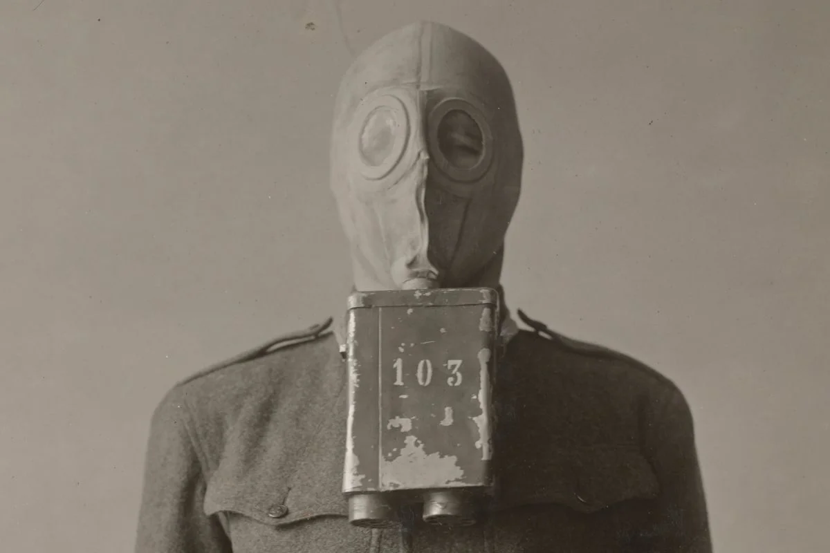 Demonstratie van het gasmasker van Zelinsky door een Amerikaanse soldaat, 1915