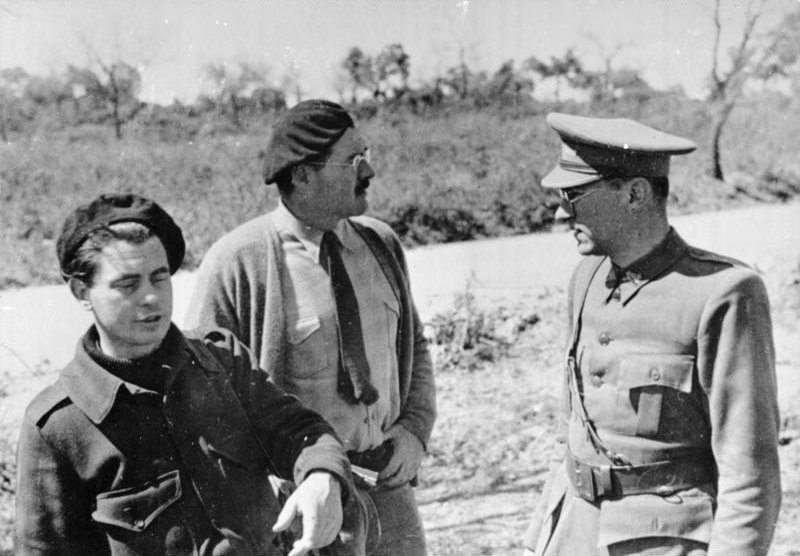 Joris Ivens (links) en Ernest Hemingway (midden).