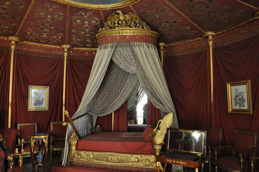 Weelderige slaapkamer van Joséphine de Beauharnais in Malmaison, met haar originele bed. 