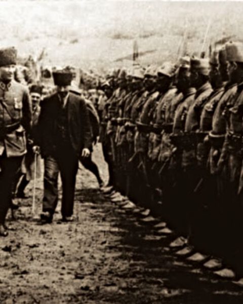 Kemal Pasha inspecteert Turkse troepen, 18 juni 1922