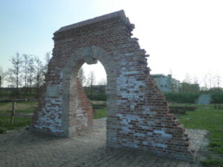 Poort  in Blokker (Hoorn), opgetrokken uit  stenen van het voormalige klooster Nieuwlicht