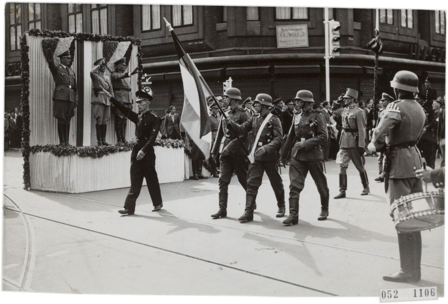 Rauter op een podium (geheel rechts) tijdens een parade van het Nederlands Vrijwilligerslegioen van de Waffen-SS.