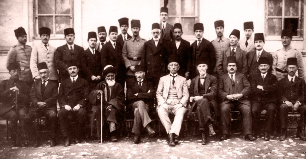Mustafa Kemal poseert met de afgevaardigden van de regionale congressen op het Sivas congres.