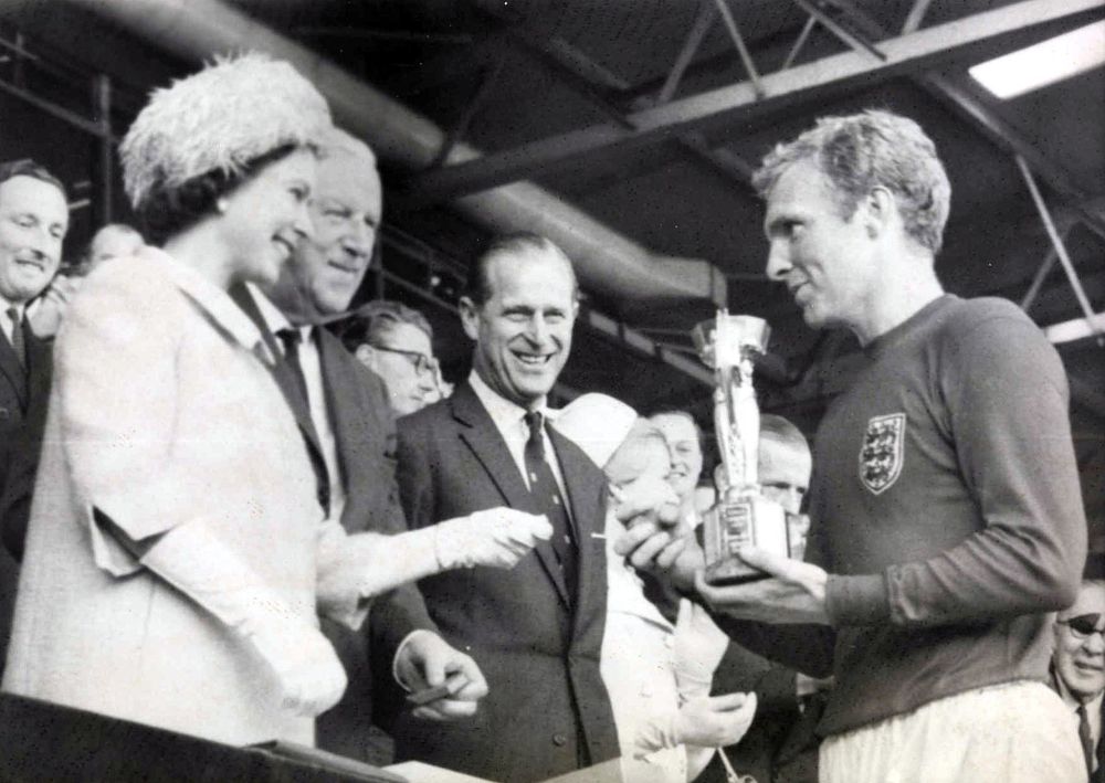 Koningin Elizabeth overhandigt de wereldbeker aan Bobby Moore, aanvoerder van het Engelse nationale team