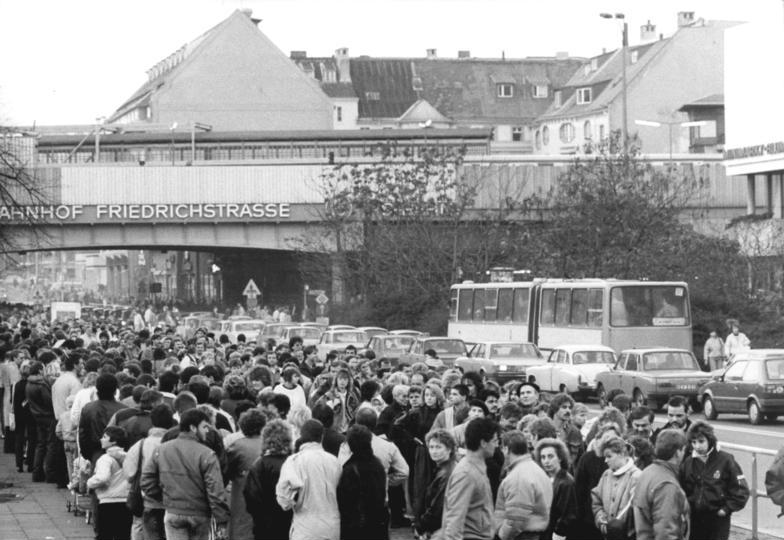 Het Tränenpalast op 10 november 1989, één dag voor de val van de Berlijnse Muur 