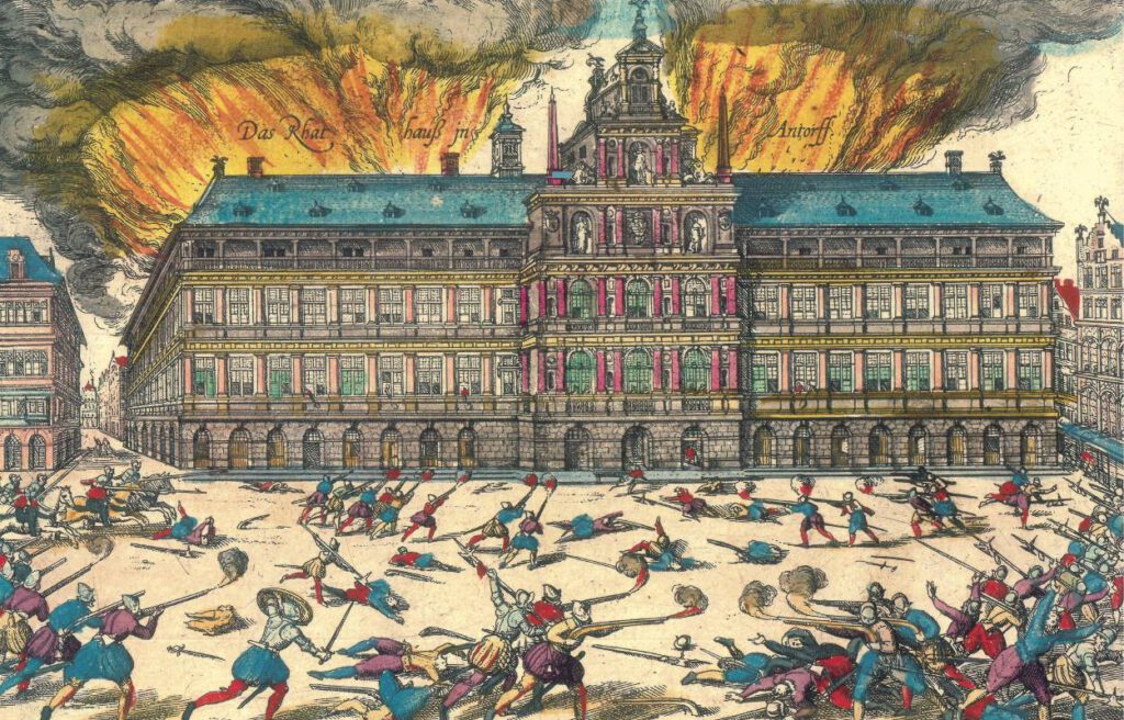 De Grote Markt met het Stadhuis tijdens de Spaanse furie. Ingekleurde prent van Frans Hogenberg zoals te zien op de voorkant van het boek van Serrien