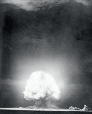 Op 16 juli 1945 vond de eerste ontploffing van een atoomwapen plaats op de testlocatie White Sands in New Mexico. Met een explosie die overeenkwam met 20.000 ton TNT bleek Trinity, de codenaam voor de operatie, meer dan succesvol en belandde de wereld in het nucleaire tijdperk.