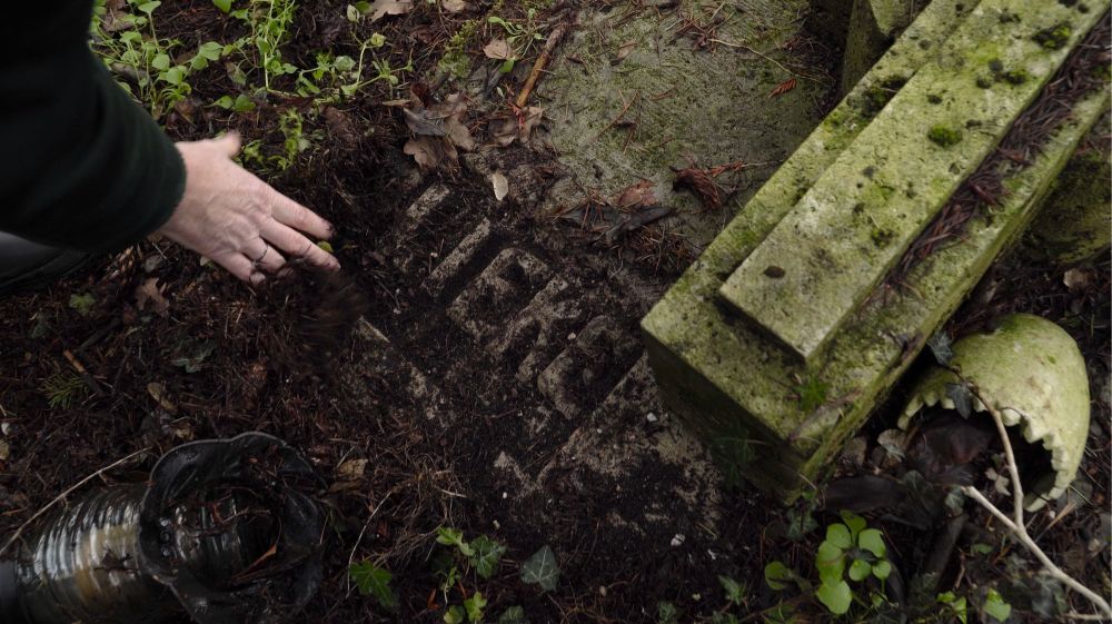 Van der Winden veegt het graf van haar moeder Lieke schoon. Still uit de documentaire 