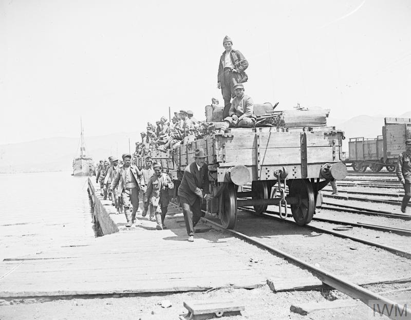 Griekse soldaten arriveren in de haven van Smyrna in mei 1919. Bron: W.J. Brunell. London Imperial War Museum, Ministry of Information First World War Official Collection
