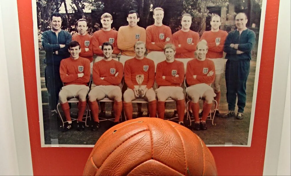 Wedstrijdbal van de finale van het WK Voetbal met een foto van het Engelse nationale team