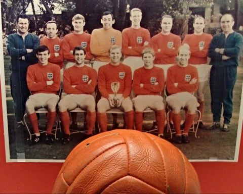 Wedstrijdbal van de finale van het WK Voetbal met een foto van het Engelse nationale team