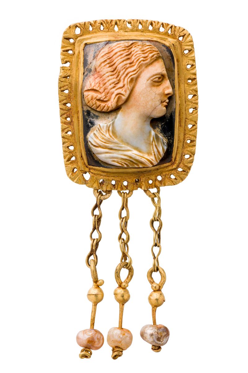Portret van een dame - Sardonyx in originele gouden broche met pareltjes, 