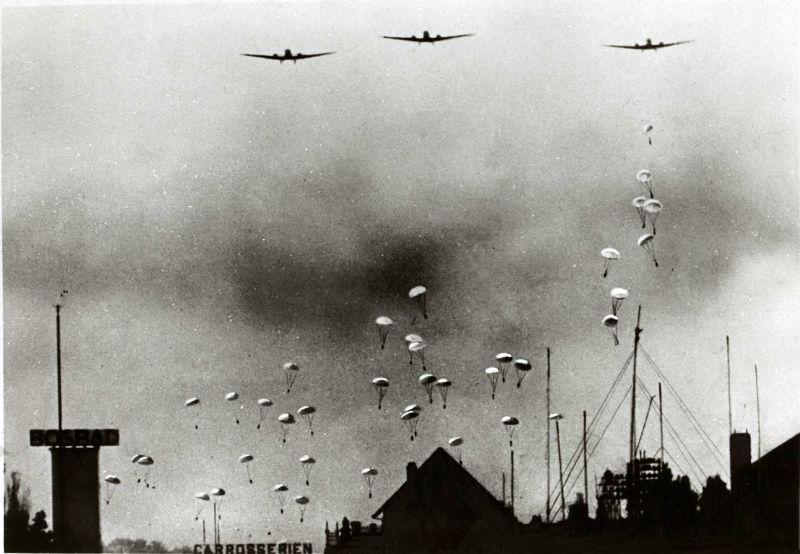 Duitse parachutisten boven de Bezuidenhout in Den Haag, 10 mei 1940 