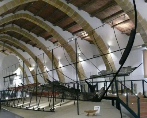 Marsala, Museo Baglio Anselmi, zaal met de resten van een Fenicisch schip Foto: Sicilië. Eiland in het midden